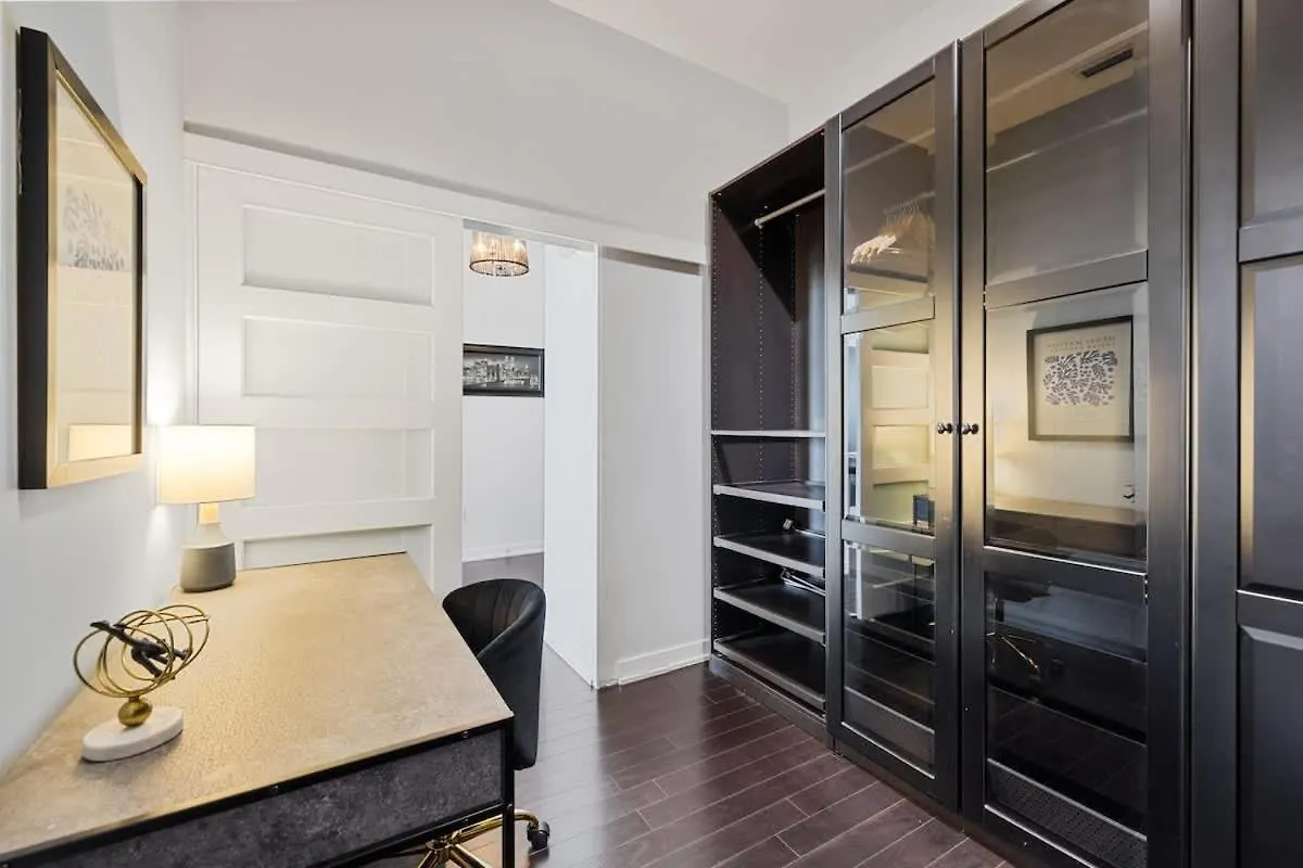 Luxury Living Penthouse W King Bed & City Views Toronto Apartment
