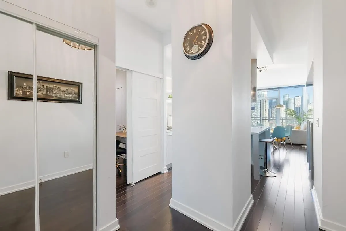Luxury Living Penthouse W King Bed & City Views Toronto