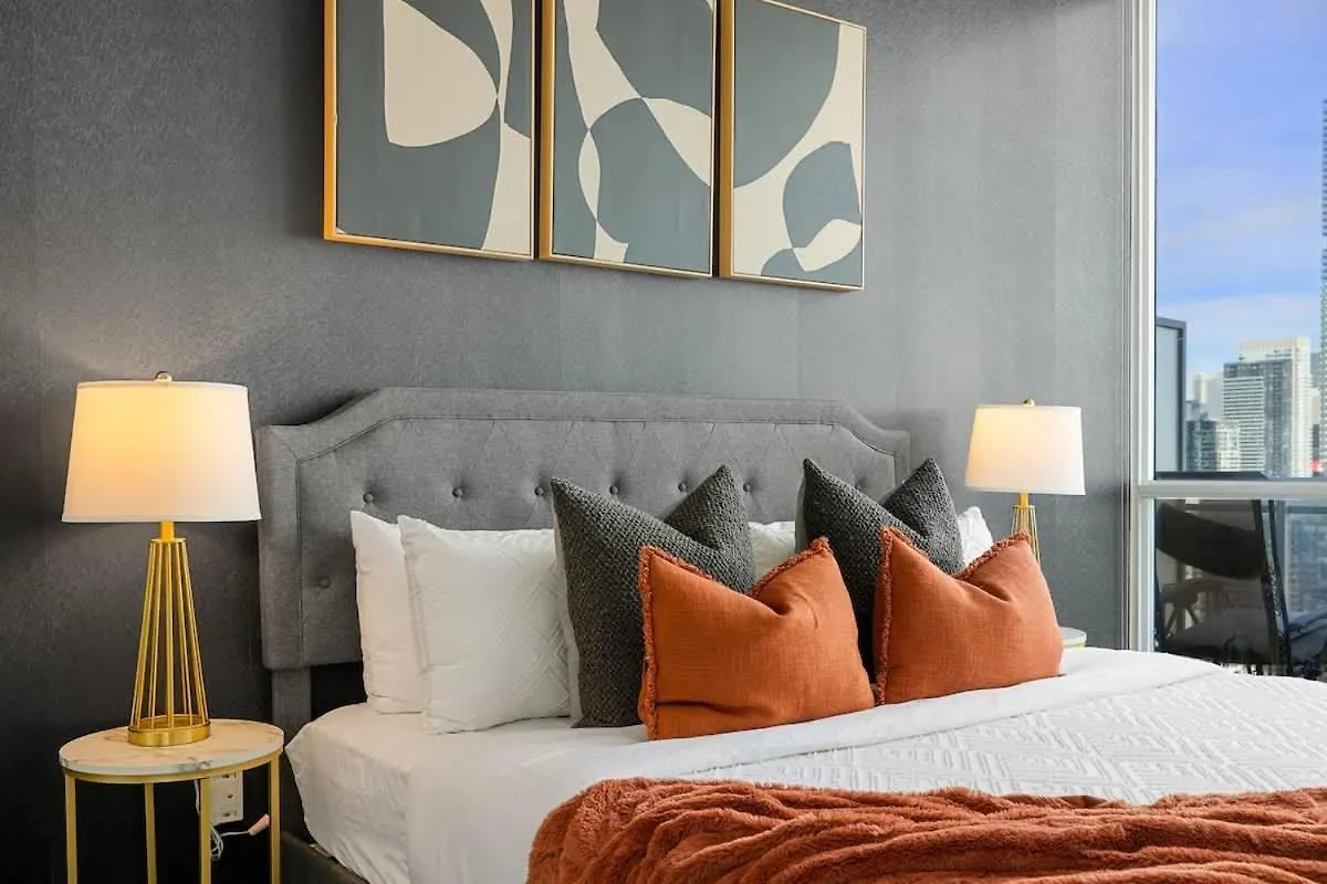 Luxury Living Penthouse W King Bed & City Views Toronto Apartment