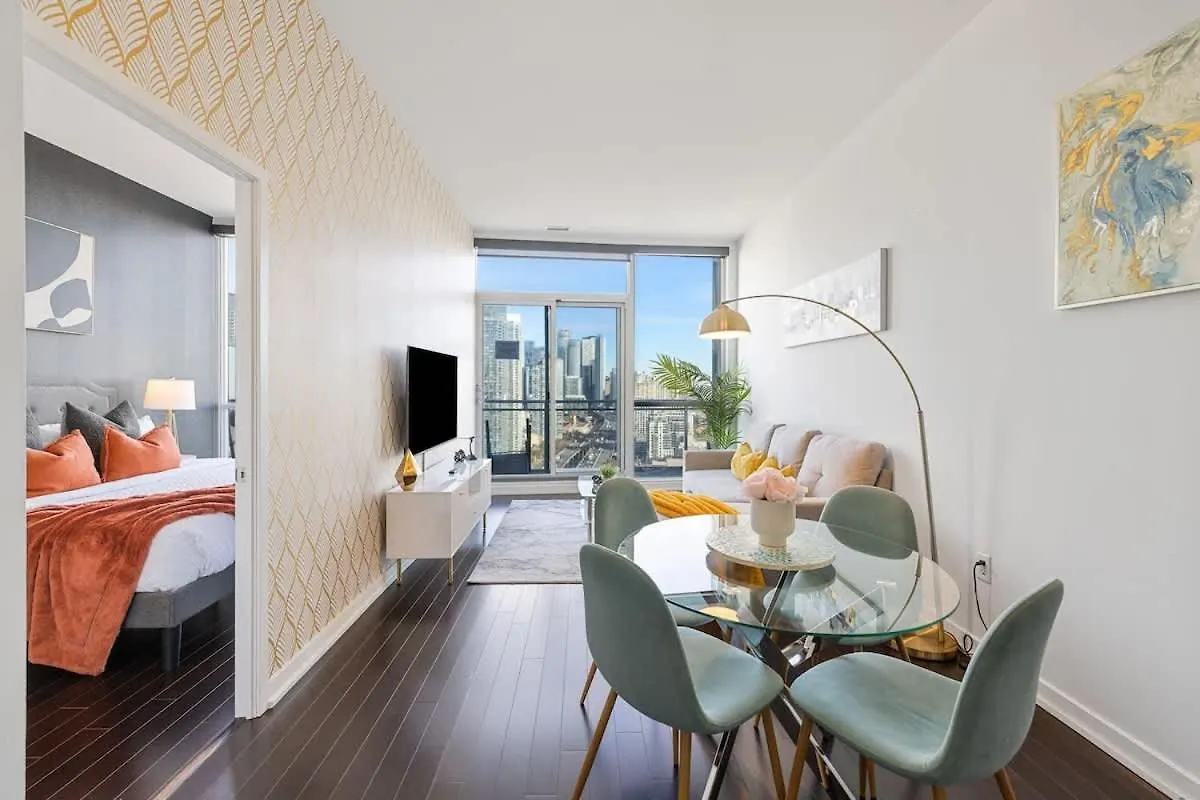 Luxury Living Penthouse W King Bed & City Views Toronto Apartment