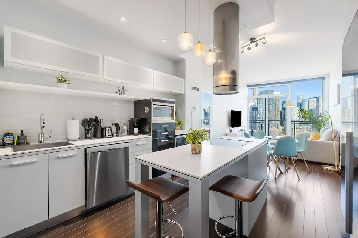Luxury Living Penthouse W King Bed & City Views Toronto Apartment