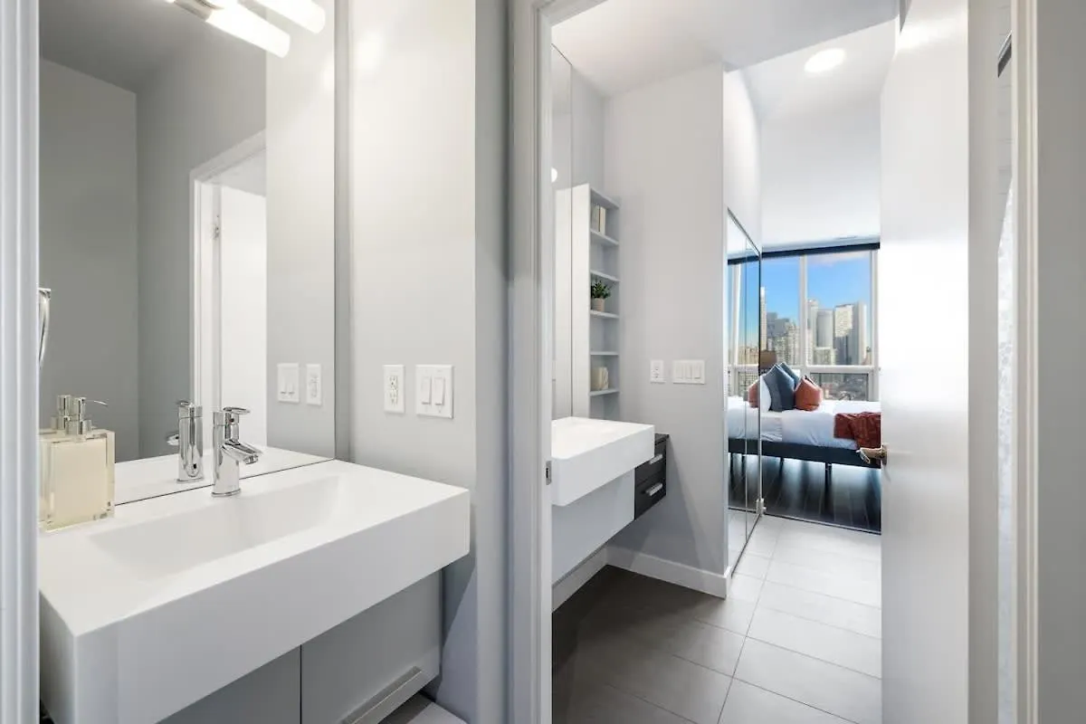 Luxury Living Penthouse W King Bed & City Views Toronto Apartment